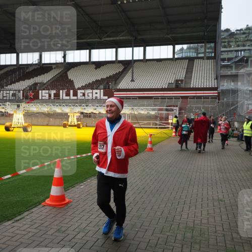 07.12.2025 - St. Pauli X-Mass-Run No. 15 Fabian Wolf http://msf.ph/oto/9398371 07.12.2025 10:50:45 Ziel 381, 564, 1726, 1729, 1730, 2250, 2460, 2763, 3368, 4535, 4537, 4760, 4881 meine-sportfotos.de