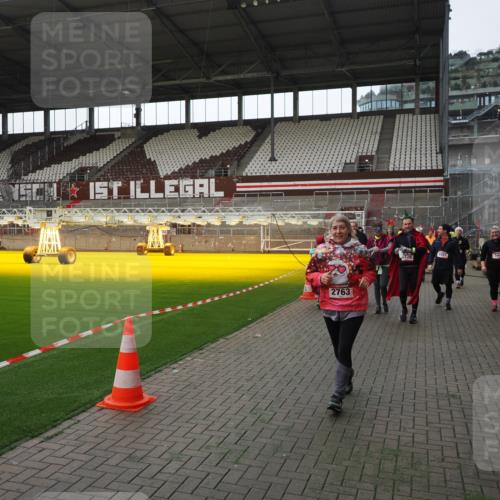 07.12.2025 - St. Pauli X-Mass-Run No. 15 Fabian Wolf http://msf.ph/oto/9398375 07.12.2025 10:50:50 Ziel 381, 564, 1726, 1729, 1730, 2737, 2738, 2763, 4535, 4537, 4760, 4881 meine-sportfotos.de