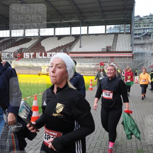 07.12.2025 - St. Pauli X-Mass-Run No. 15 Fabian Wolf http://msf.ph/oto/9398402 07.12.2025 10:50:57 Ziel 249, 381, 564, 769, 1691, 2737, 2738, 2763, 4535, 4537, 4760, 4881 meine-sportfotos.de