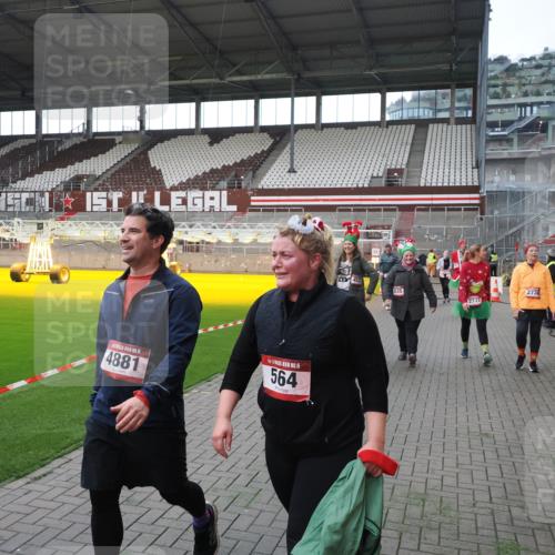 07.12.2025 - St. Pauli X-Mass-Run No. 15 Fabian Wolf http://msf.ph/oto/9398406 07.12.2025 10:50:58 Ziel 249, 381, 564, 769, 1691, 2737, 2738, 2763, 4535, 4537, 4760, 4881 meine-sportfotos.de