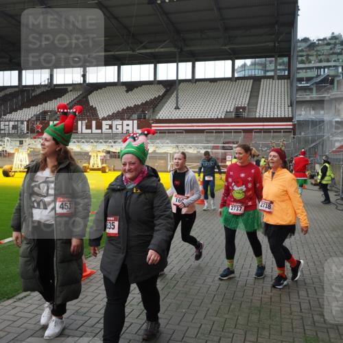 07.12.2025 - St. Pauli X-Mass-Run No. 15 Fabian Wolf http://msf.ph/oto/9398426 07.12.2025 10:51:03 Ziel 249, 381, 769, 1691, 2737, 2738 meine-sportfotos.de