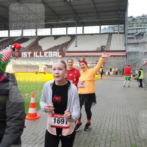 07.12.2025 - St. Pauli X-Mass-Run No. 15 Fabian Wolf http://msf.ph/oto/9398432 07.12.2025 10:51:04 Ziel 249, 381, 769, 1691, 2737, 2738 meine-sportfotos.de