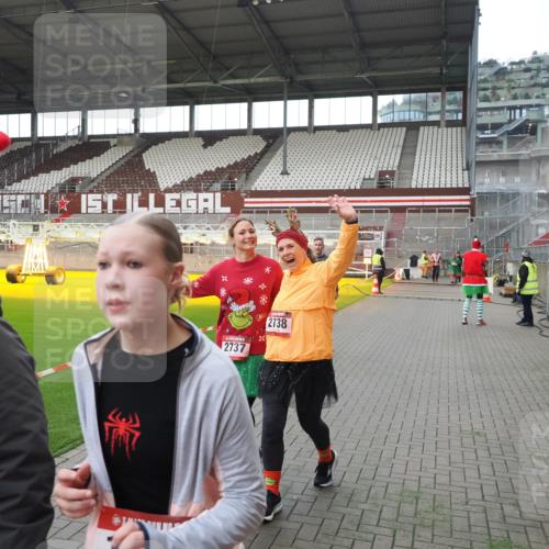 07.12.2025 - St. Pauli X-Mass-Run No. 15 Fabian Wolf http://msf.ph/oto/9398433 07.12.2025 10:51:04 Ziel 249, 381, 769, 1691, 2737, 2738 meine-sportfotos.de