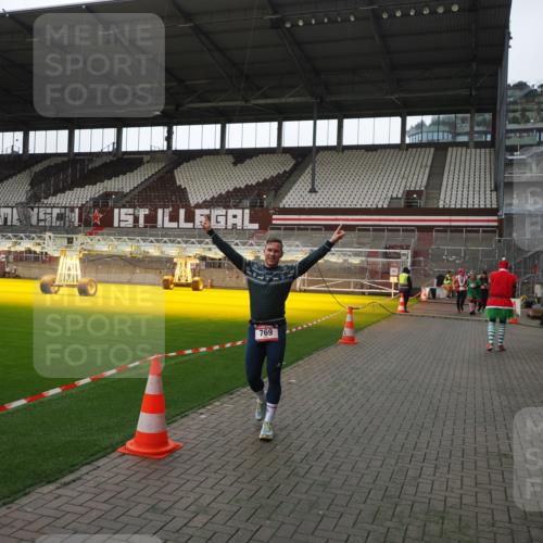 07.12.2025 - St. Pauli X-Mass-Run No. 15 Fabian Wolf http://msf.ph/oto/9398442 07.12.2025 10:51:08 Ziel 249, 769, 1093, 1691, 3199, 3342 meine-sportfotos.de