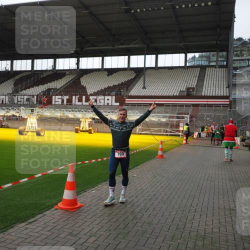 07.12.2025 - St. Pauli X-Mass-Run No. 15 Fabian Wolf http://msf.ph/oto/9398443 07.12.2025 10:51:08 Ziel 249, 769, 1093, 1691, 3199, 3342 meine-sportfotos.de