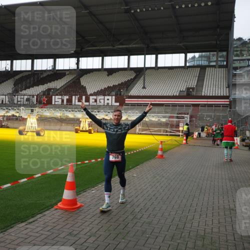 07.12.2025 - St. Pauli X-Mass-Run No. 15 Fabian Wolf http://msf.ph/oto/9398444 07.12.2025 10:51:08 Ziel 249, 769, 1093, 1691, 3199, 3342 meine-sportfotos.de