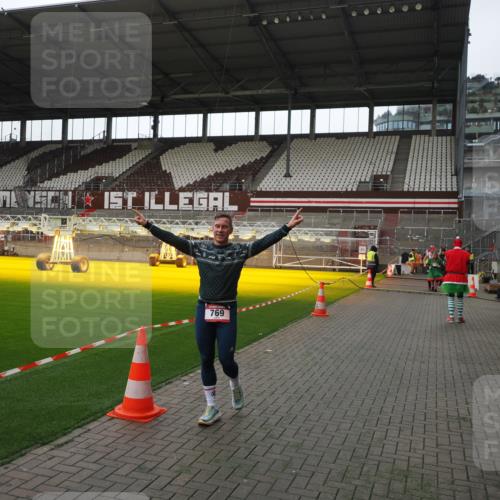 07.12.2025 - St. Pauli X-Mass-Run No. 15 Fabian Wolf http://msf.ph/oto/9398445 07.12.2025 10:51:08 Ziel 249, 769, 1093, 1691, 3199, 3342 meine-sportfotos.de