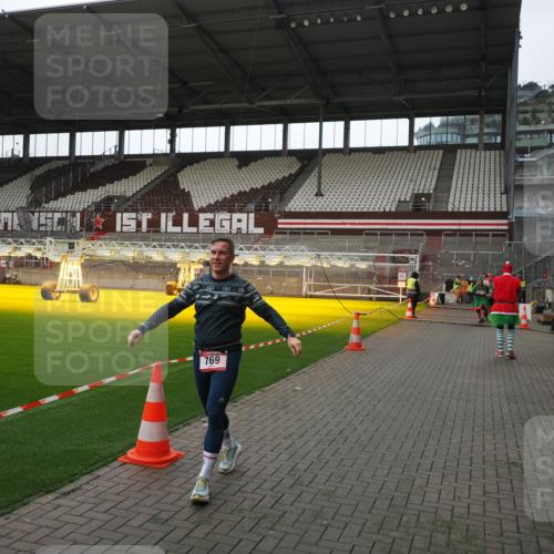 07.12.2025 - St. Pauli X-Mass-Run No. 15 Fabian Wolf http://msf.ph/oto/9398447 07.12.2025 10:51:09 Ziel 249, 769, 1093, 1691, 3199, 3342 meine-sportfotos.de