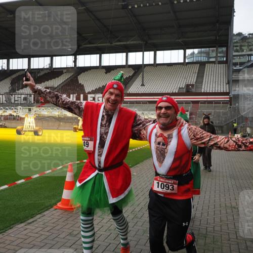 07.12.2025 - St. Pauli X-Mass-Run No. 15 Fabian Wolf http://msf.ph/oto/9398459 07.12.2025 10:51:17 Ziel 1093, 3199, 3342 meine-sportfotos.de
