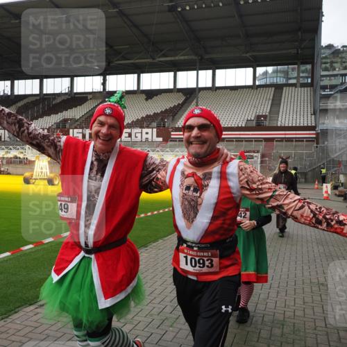 07.12.2025 - St. Pauli X-Mass-Run No. 15 Fabian Wolf http://msf.ph/oto/9398460 07.12.2025 10:51:17 Ziel 1093, 3199, 3342 meine-sportfotos.de