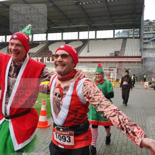 07.12.2025 - St. Pauli X-Mass-Run No. 15 Fabian Wolf http://msf.ph/oto/9398461 07.12.2025 10:51:18 Ziel 1093, 3199, 3342 meine-sportfotos.de
