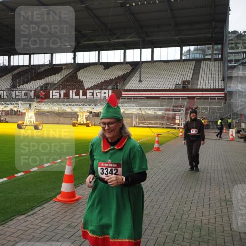 07.12.2025 - St. Pauli X-Mass-Run No. 15 Fabian Wolf http://msf.ph/oto/9398464 07.12.2025 10:51:18 Ziel 1093, 3199, 3342 meine-sportfotos.de