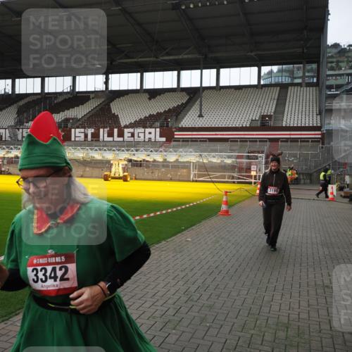 07.12.2025 - St. Pauli X-Mass-Run No. 15 Fabian Wolf http://msf.ph/oto/9398465 07.12.2025 10:51:19 Ziel 1093, 3199, 3342 meine-sportfotos.de