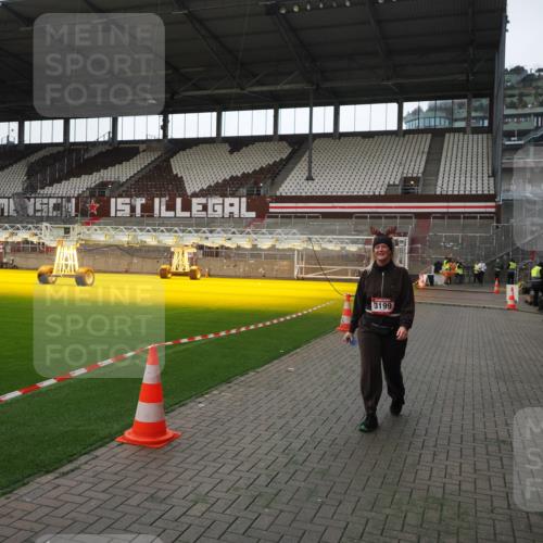07.12.2025 - St. Pauli X-Mass-Run No. 15 Fabian Wolf http://msf.ph/oto/9398468 07.12.2025 10:51:20 Ziel 1093, 3199, 3342 meine-sportfotos.de