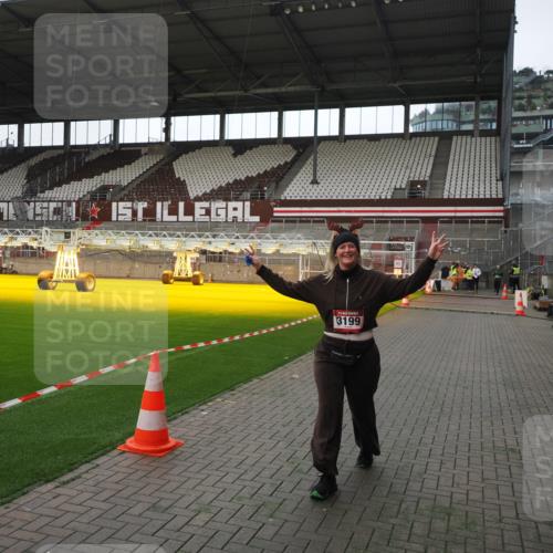 07.12.2025 - St. Pauli X-Mass-Run No. 15 Fabian Wolf http://msf.ph/oto/9398470 07.12.2025 10:51:21 Ziel 1093, 3199, 3342 meine-sportfotos.de