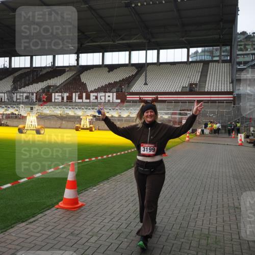 07.12.2025 - St. Pauli X-Mass-Run No. 15 Fabian Wolf http://msf.ph/oto/9398472 07.12.2025 10:51:21 Ziel 1093, 3199, 3342 meine-sportfotos.de