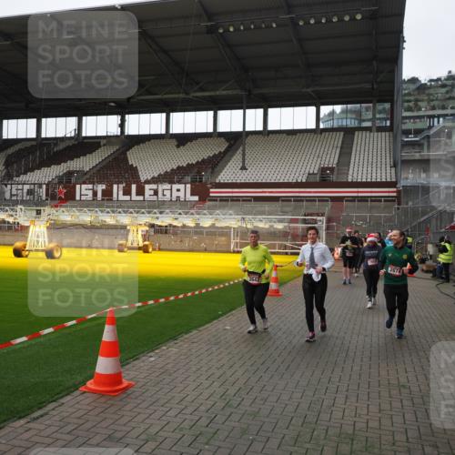 07.12.2025 - St. Pauli X-Mass-Run No. 15 Fabian Wolf http://msf.ph/oto/9398478 07.12.2025 10:51:34 Ziel 275, 1047, 2103, 2105, 2327, 2332, 2642, 2643, 2674, 2959, 4862 meine-sportfotos.de