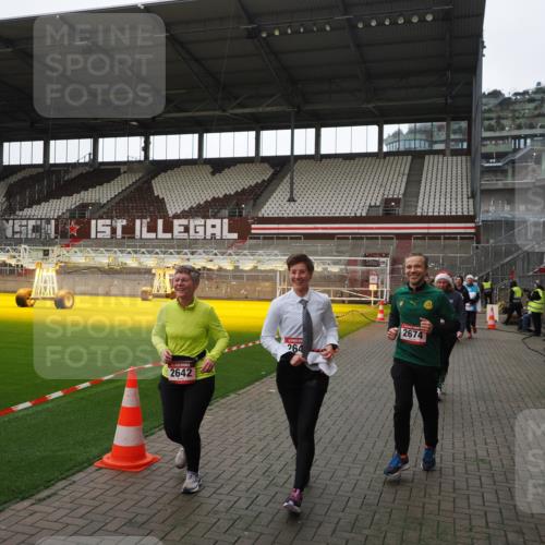 07.12.2025 - St. Pauli X-Mass-Run No. 15 Fabian Wolf http://msf.ph/oto/9398486 07.12.2025 10:51:36 Ziel 275, 1047, 2103, 2105, 2327, 2332, 2553, 2642, 2643, 2674, 2959, 4862 meine-sportfotos.de