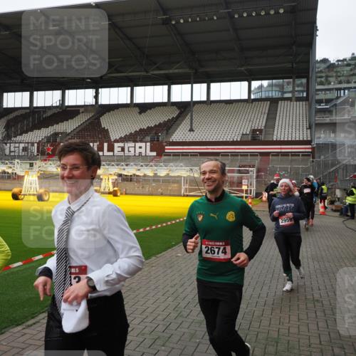 07.12.2025 - St. Pauli X-Mass-Run No. 15 Fabian Wolf http://msf.ph/oto/9398491 07.12.2025 10:51:37 Ziel 275, 1047, 2103, 2105, 2327, 2332, 2553, 2642, 2643, 2674, 2959, 4862 meine-sportfotos.de