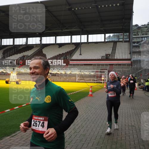 07.12.2025 - St. Pauli X-Mass-Run No. 15 Fabian Wolf http://msf.ph/oto/9398494 07.12.2025 10:51:37 Ziel 275, 1047, 2103, 2105, 2327, 2332, 2553, 2642, 2643, 2674, 2959, 4862 meine-sportfotos.de