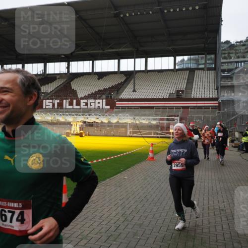 07.12.2025 - St. Pauli X-Mass-Run No. 15 Fabian Wolf http://msf.ph/oto/9398495 07.12.2025 10:51:37 Ziel 275, 1047, 2103, 2105, 2327, 2332, 2553, 2642, 2643, 2674, 2959, 4862 meine-sportfotos.de