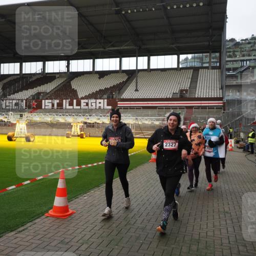 07.12.2025 - St. Pauli X-Mass-Run No. 15 Fabian Wolf http://msf.ph/oto/9398503 07.12.2025 10:51:41 Ziel 275, 1047, 2103, 2105, 2327, 2332, 2553, 2642, 2643, 2674, 2959, 4862 meine-sportfotos.de