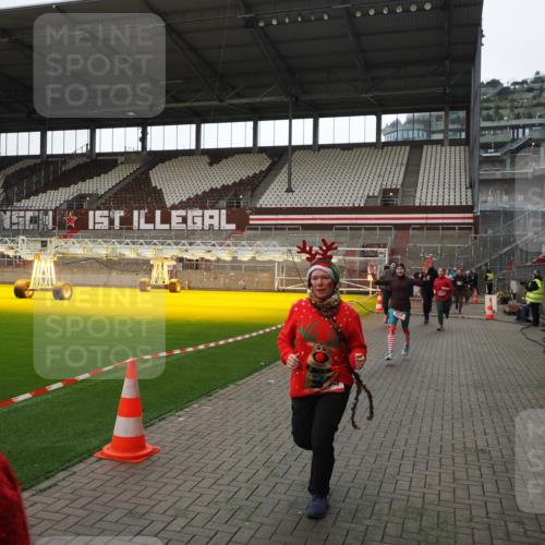07.12.2025 - St. Pauli X-Mass-Run No. 15 Fabian Wolf http://msf.ph/oto/9398518 07.12.2025 10:51:46 Ziel 275, 328, 1047, 2103, 2105, 2327, 2332, 2553, 2593, 2607, 2836, 2837, 2959, 3223, 3228, 4862 meine-sportfotos.de