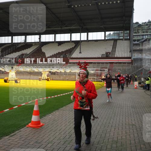 07.12.2025 - St. Pauli X-Mass-Run No. 15 Fabian Wolf http://msf.ph/oto/9398519 07.12.2025 10:51:46 Ziel 275, 328, 1047, 2103, 2105, 2327, 2332, 2553, 2593, 2607, 2836, 2837, 2959, 3223, 3228, 4862 meine-sportfotos.de