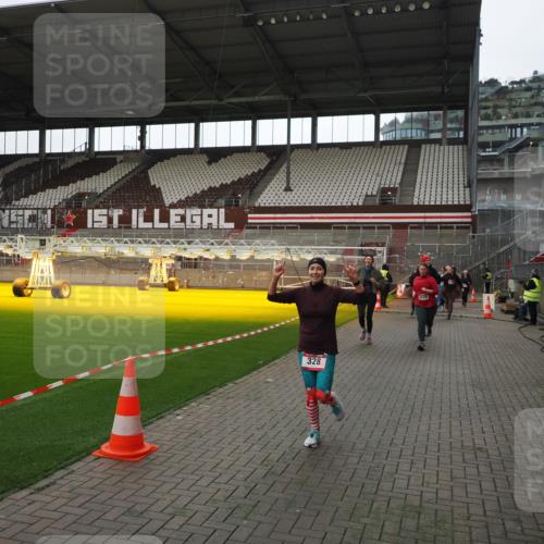 07.12.2025 - St. Pauli X-Mass-Run No. 15 Fabian Wolf http://msf.ph/oto/9398523 07.12.2025 10:51:47 Ziel 275, 328, 1047, 1964, 1984, 2103, 2105, 2327, 2332, 2553, 2593, 2607, 2836, 2837, 3223, 3228, 4862 meine-sportfotos.de