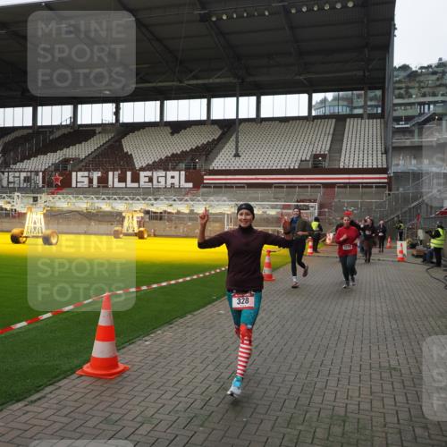 07.12.2025 - St. Pauli X-Mass-Run No. 15 Fabian Wolf http://msf.ph/oto/9398524 07.12.2025 10:51:47 Ziel 275, 328, 1047, 1964, 1984, 2103, 2105, 2327, 2332, 2553, 2593, 2607, 2836, 2837, 3223, 3228, 4862 meine-sportfotos.de