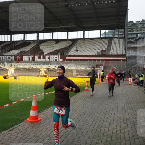 07.12.2025 - St. Pauli X-Mass-Run No. 15 Fabian Wolf http://msf.ph/oto/9398526 07.12.2025 10:51:48 Ziel 275, 328, 1047, 1964, 1982, 1984, 2103, 2105, 2165, 2327, 2332, 2553, 2593, 2607, 2836, 2837, 3223, 3228, 4862 meine-sportfotos.de