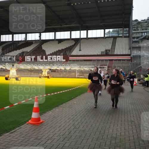 07.12.2025 - St. Pauli X-Mass-Run No. 15 Fabian Wolf http://msf.ph/oto/9398540 07.12.2025 10:51:53 Ziel 275, 328, 1964, 1982, 1984, 2165, 2287, 2289, 2553, 2593, 2607, 2836, 2837, 3223, 3228, 4550, 4862 meine-sportfotos.de