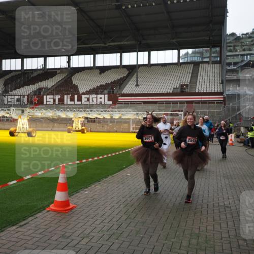07.12.2025 - St. Pauli X-Mass-Run No. 15 Fabian Wolf http://msf.ph/oto/9398543 07.12.2025 10:51:53 Ziel 275, 328, 1964, 1982, 1984, 2165, 2287, 2289, 2553, 2593, 2607, 2836, 2837, 3223, 3228, 4550, 4862 meine-sportfotos.de