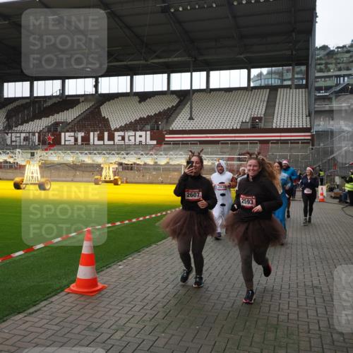 07.12.2025 - St. Pauli X-Mass-Run No. 15 Fabian Wolf http://msf.ph/oto/9398545 07.12.2025 10:51:54 Ziel 328, 1964, 1982, 1984, 2165, 2287, 2289, 2553, 2593, 2607, 2836, 2837, 3223, 3228, 4550 meine-sportfotos.de