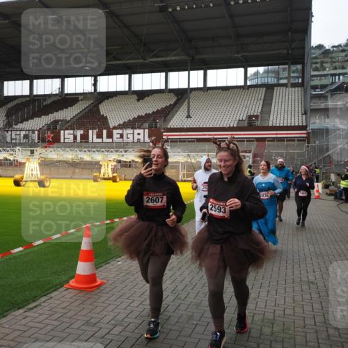 07.12.2025 - St. Pauli X-Mass-Run No. 15 Fabian Wolf http://msf.ph/oto/9398548 07.12.2025 10:51:54 Ziel 328, 1964, 1982, 1984, 2165, 2287, 2289, 2553, 2593, 2607, 2836, 2837, 3223, 3228, 4550 meine-sportfotos.de