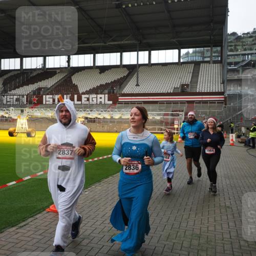 07.12.2025 - St. Pauli X-Mass-Run No. 15 Fabian Wolf http://msf.ph/oto/9398554 07.12.2025 10:51:56 Ziel 328, 1964, 1982, 1984, 2165, 2287, 2289, 2553, 2593, 2607, 2836, 2837, 3223, 3228, 4550 meine-sportfotos.de