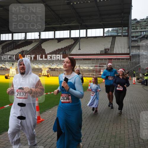 07.12.2025 - St. Pauli X-Mass-Run No. 15 Fabian Wolf http://msf.ph/oto/9398555 07.12.2025 10:51:56 Ziel 328, 1964, 1982, 1984, 2165, 2287, 2289, 2553, 2593, 2607, 2836, 2837, 3223, 3228, 4550 meine-sportfotos.de