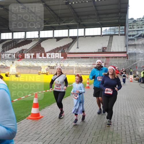07.12.2025 - St. Pauli X-Mass-Run No. 15 Fabian Wolf http://msf.ph/oto/9398556 07.12.2025 10:51:57 Ziel 328, 1964, 1982, 1984, 2165, 2287, 2289, 2592, 2593, 2607, 2836, 2837, 3223, 3228, 4550 meine-sportfotos.de