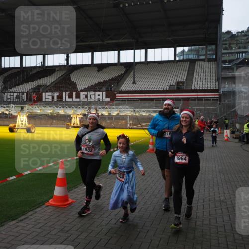 07.12.2025 - St. Pauli X-Mass-Run No. 15 Fabian Wolf http://msf.ph/oto/9398557 07.12.2025 10:51:57 Ziel 328, 1964, 1982, 1984, 2165, 2287, 2289, 2592, 2593, 2607, 2836, 2837, 3223, 3228, 4550 meine-sportfotos.de