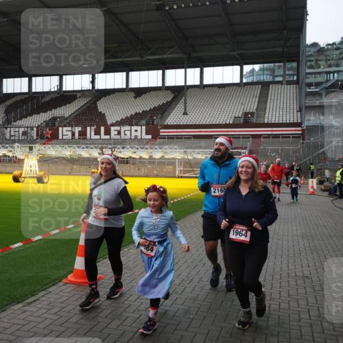 07.12.2025 - St. Pauli X-Mass-Run No. 15 Fabian Wolf http://msf.ph/oto/9398558 07.12.2025 10:51:57 Ziel 328, 1964, 1982, 1984, 2165, 2287, 2289, 2592, 2593, 2607, 2836, 2837, 3223, 3228, 4550 meine-sportfotos.de