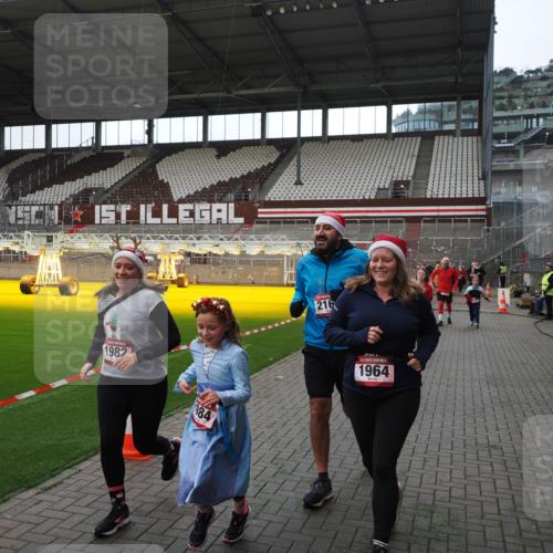 07.12.2025 - St. Pauli X-Mass-Run No. 15 Fabian Wolf http://msf.ph/oto/9398559 07.12.2025 10:51:58 Ziel 328, 1964, 1982, 1984, 2165, 2287, 2289, 2592, 2593, 2607, 2661, 2836, 2837, 3223, 3228, 4550 meine-sportfotos.de