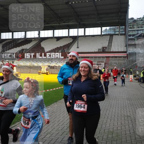 07.12.2025 - St. Pauli X-Mass-Run No. 15 Fabian Wolf http://msf.ph/oto/9398561 07.12.2025 10:51:58 Ziel 328, 1964, 1982, 1984, 2165, 2287, 2289, 2592, 2593, 2607, 2661, 2836, 2837, 3223, 3228, 4550 meine-sportfotos.de