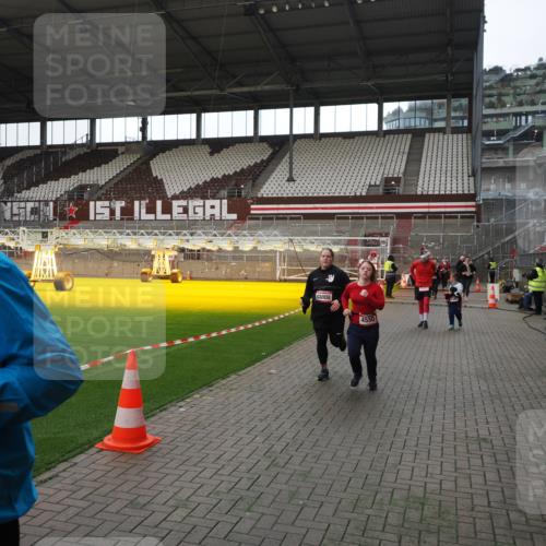07.12.2025 - St. Pauli X-Mass-Run No. 15 Fabian Wolf http://msf.ph/oto/9398562 07.12.2025 10:51:59 Ziel 328, 1964, 1982, 1984, 2165, 2287, 2289, 2592, 2593, 2607, 2661, 2836, 2837, 3223, 3228, 4550 meine-sportfotos.de