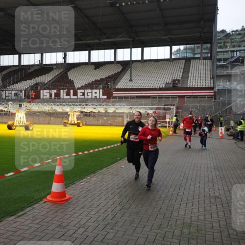 07.12.2025 - St. Pauli X-Mass-Run No. 15 Fabian Wolf http://msf.ph/oto/9398564 07.12.2025 10:51:59 Ziel 328, 1964, 1982, 1984, 2165, 2287, 2289, 2592, 2593, 2607, 2661, 2836, 2837, 3223, 3228, 4550 meine-sportfotos.de
