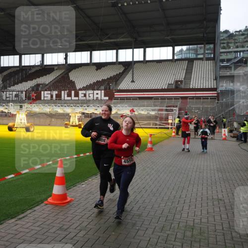 07.12.2025 - St. Pauli X-Mass-Run No. 15 Fabian Wolf http://msf.ph/oto/9398567 07.12.2025 10:52:00 Ziel 328, 1964, 1982, 1984, 2165, 2287, 2289, 2592, 2593, 2607, 2661, 2836, 2837, 3223, 3228, 4550, 4879 meine-sportfotos.de