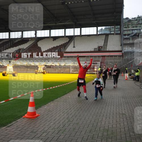 07.12.2025 - St. Pauli X-Mass-Run No. 15 Fabian Wolf http://msf.ph/oto/9398571 07.12.2025 10:52:04 Ziel 1964, 1982, 1984, 2165, 2287, 2289, 2592, 2593, 2607, 2661, 2836, 2837, 4550, 4865, 4879, 4880 meine-sportfotos.de