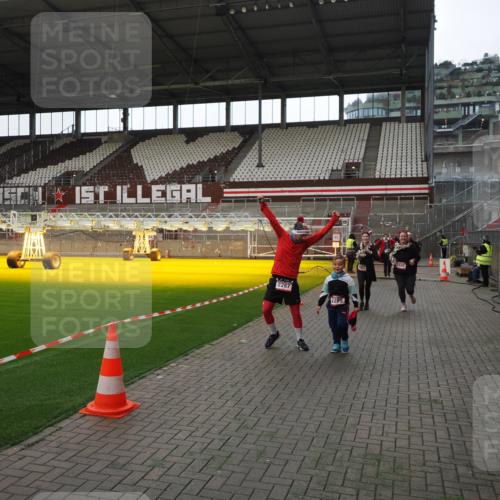 07.12.2025 - St. Pauli X-Mass-Run No. 15 Fabian Wolf http://msf.ph/oto/9398572 07.12.2025 10:52:04 Ziel 1964, 1982, 1984, 2165, 2287, 2289, 2592, 2593, 2607, 2661, 2836, 2837, 4550, 4865, 4879, 4880 meine-sportfotos.de