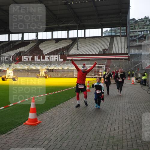 07.12.2025 - St. Pauli X-Mass-Run No. 15 Fabian Wolf http://msf.ph/oto/9398574 07.12.2025 10:52:05 Ziel 1964, 1982, 1984, 2165, 2287, 2289, 2592, 2661, 2836, 2837, 4550, 4865, 4879, 4880 meine-sportfotos.de