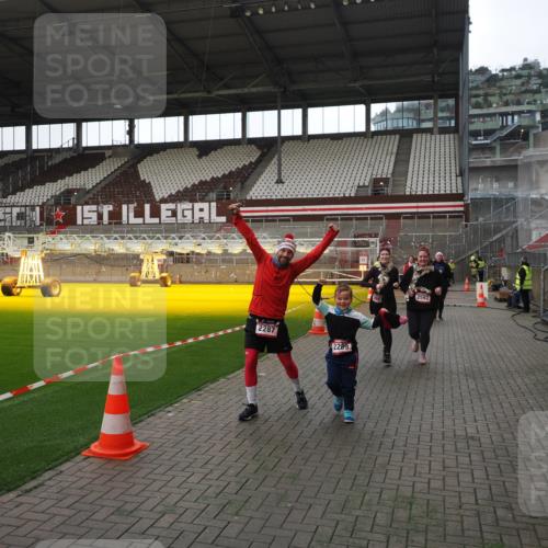 07.12.2025 - St. Pauli X-Mass-Run No. 15 Fabian Wolf http://msf.ph/oto/9398578 07.12.2025 10:52:05 Ziel 1964, 1982, 1984, 2165, 2287, 2289, 2592, 2661, 2836, 2837, 4550, 4865, 4879, 4880 meine-sportfotos.de