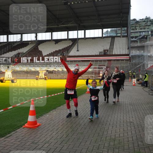 07.12.2025 - St. Pauli X-Mass-Run No. 15 Fabian Wolf http://msf.ph/oto/9398579 07.12.2025 10:52:06 Ziel 27, 1964, 1982, 1984, 2165, 2287, 2289, 2592, 2661, 2836, 2837, 4550, 4865, 4879, 4880 meine-sportfotos.de